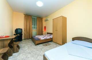 Гостевой дом Mini Hotel near Arena City Киев Двухместный номер с 1 кроватью и общей ванной комнатой-4