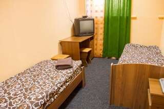Гостевой дом Mini Hotel near Arena City Киев Двухместный номер с 2 отдельными кроватями и общей ванной комнатой-1