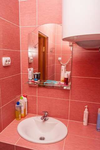 Гостевой дом Mini Hotel near Arena City Киев Двухместный номер с 2 отдельными кроватями и общей ванной комнатой-2