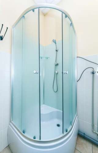 Гостевой дом Mini Hotel near Arena City Киев Двухместный номер с 1 кроватью и общей ванной комнатой-2